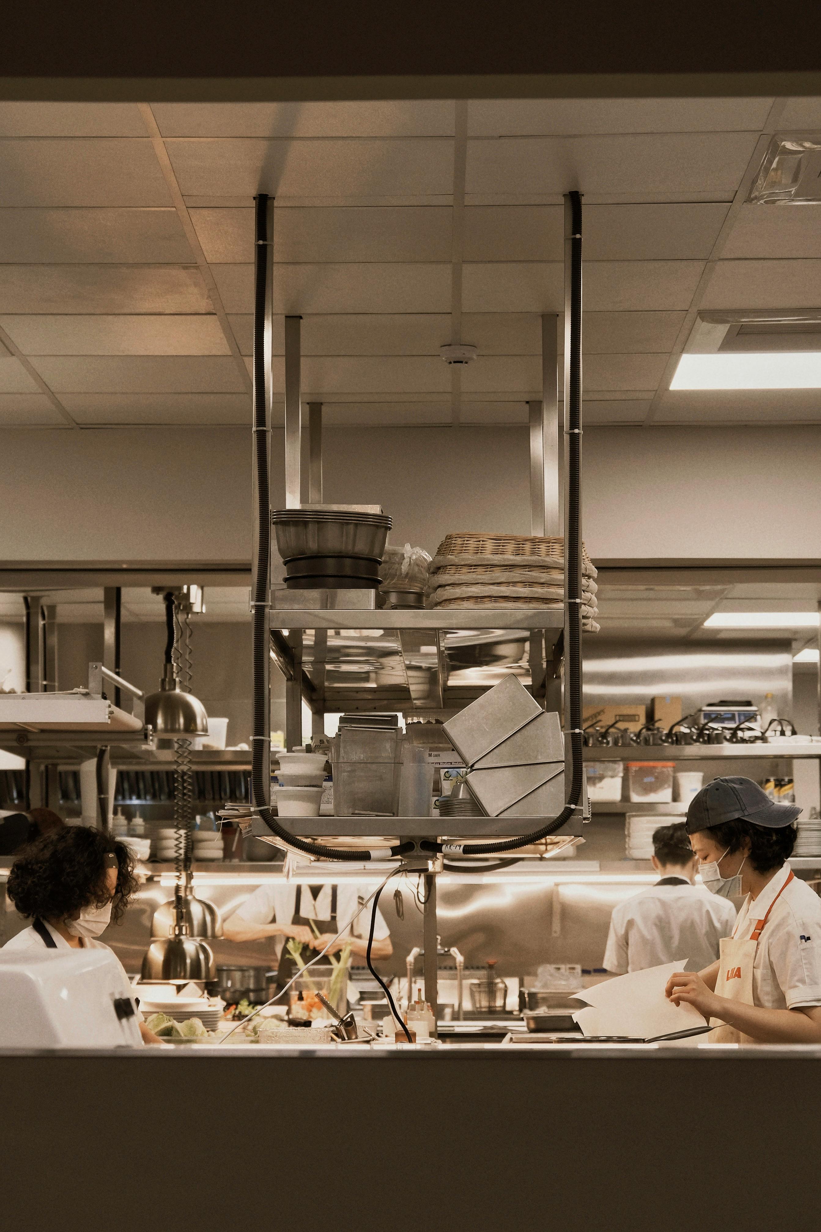 Nettoyage professionnel d'une cuisine de restaurant — désinfection des surfaces et équipements